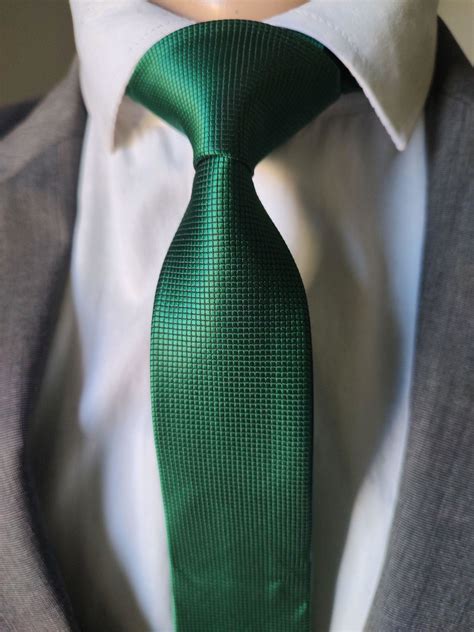 camisa preta com gravata verde